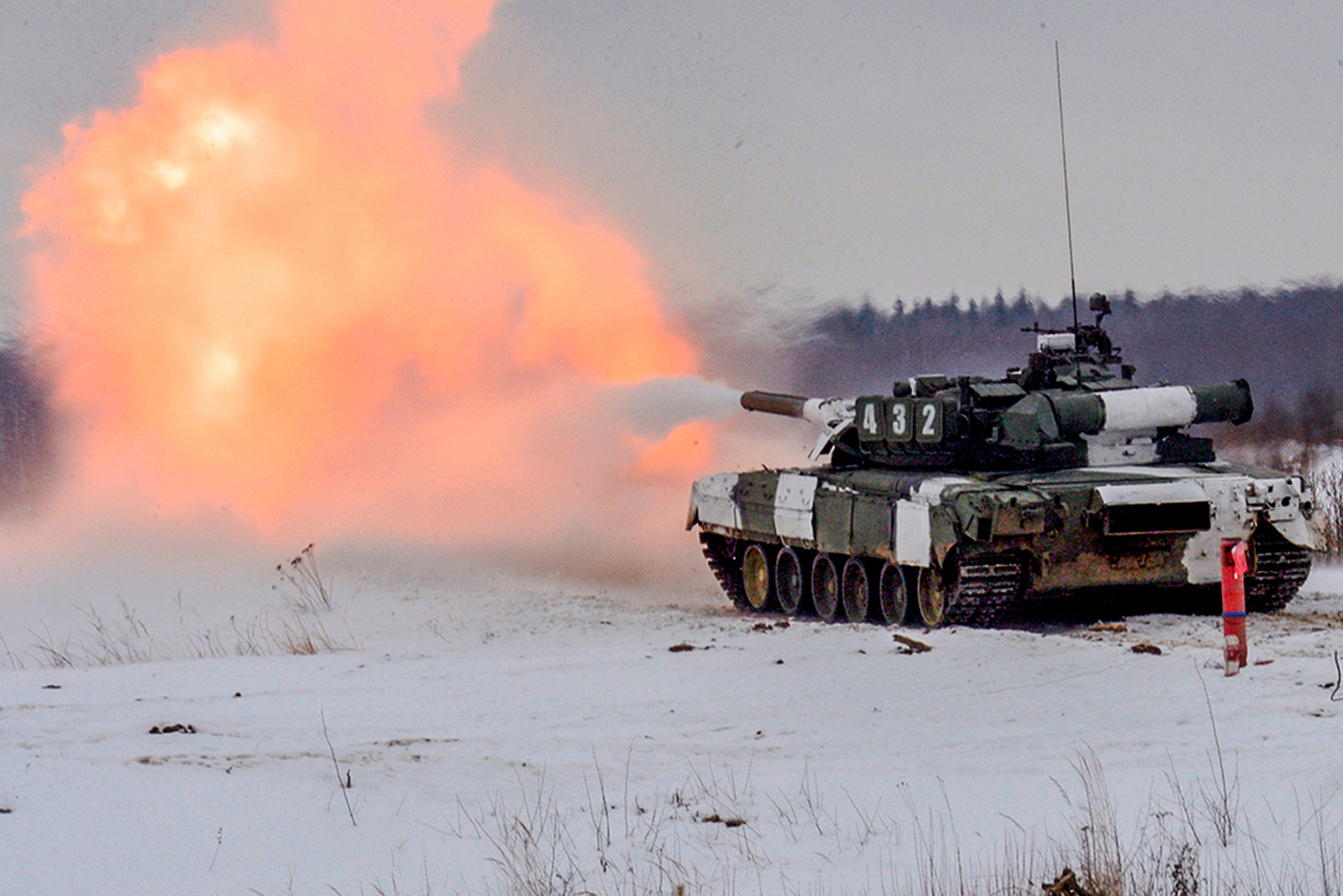 En esta foto publicada por el Servicio de Prensa del Ministerio de Defensa en Nizhny Novgorod, Russia, del sábado 5 de febrero del 2022, un tanque forma parte del ejercicio militar, en Rusia