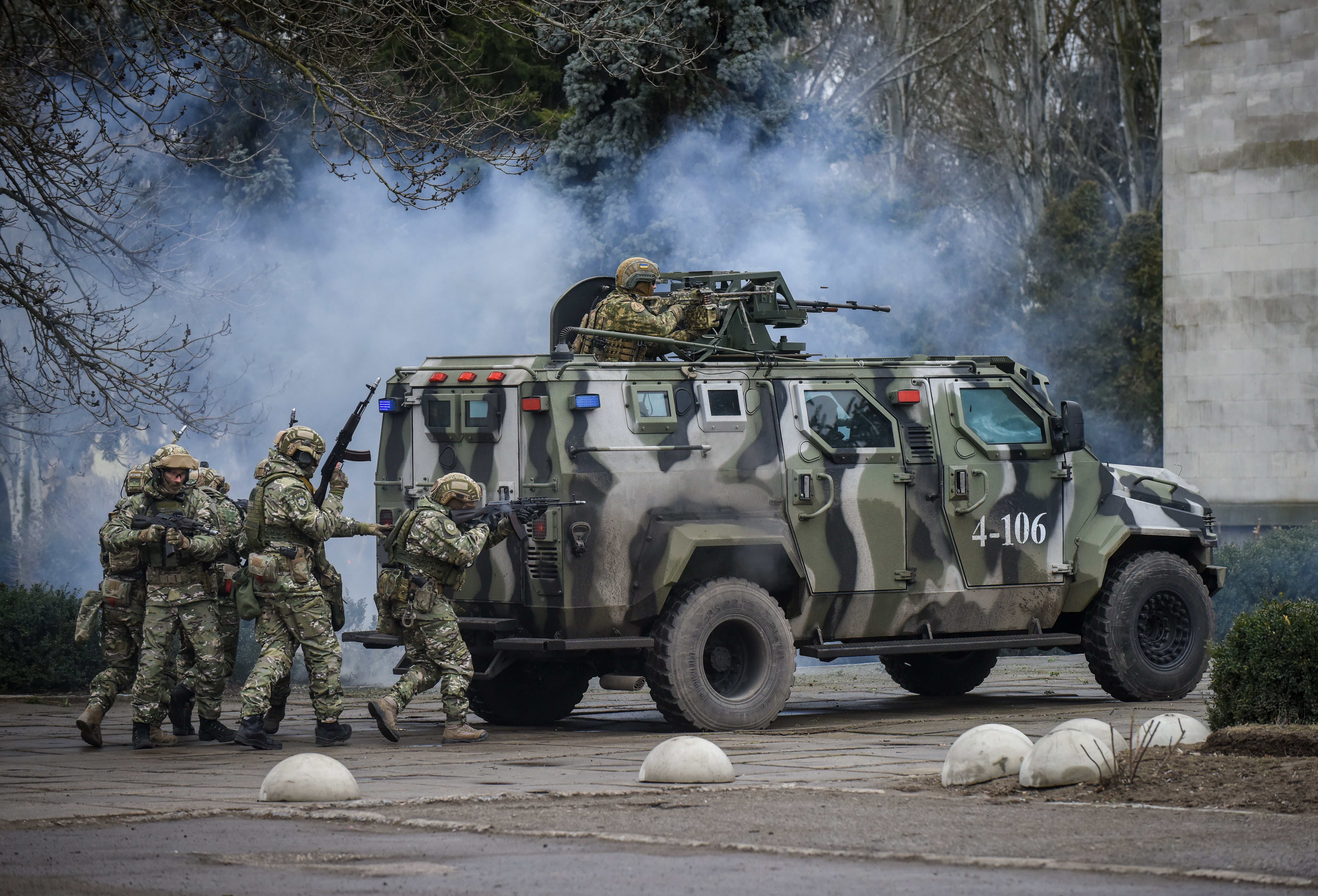 La policía Ucraniana y soldados de la Guardia Nacional llevan a cabo simulacros cerca de la villa de Kalanchak en el distrito Skadovs del área de Kherson, al sur de Ucrania, 12 de febrero del 2022