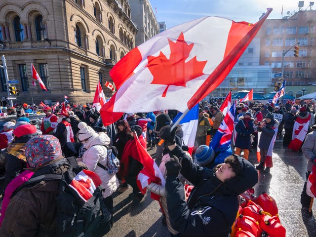 Los manifestantes ondearon banderas en el centro de Ottawa mientras continuaba una protesta contra el mandato de Covid