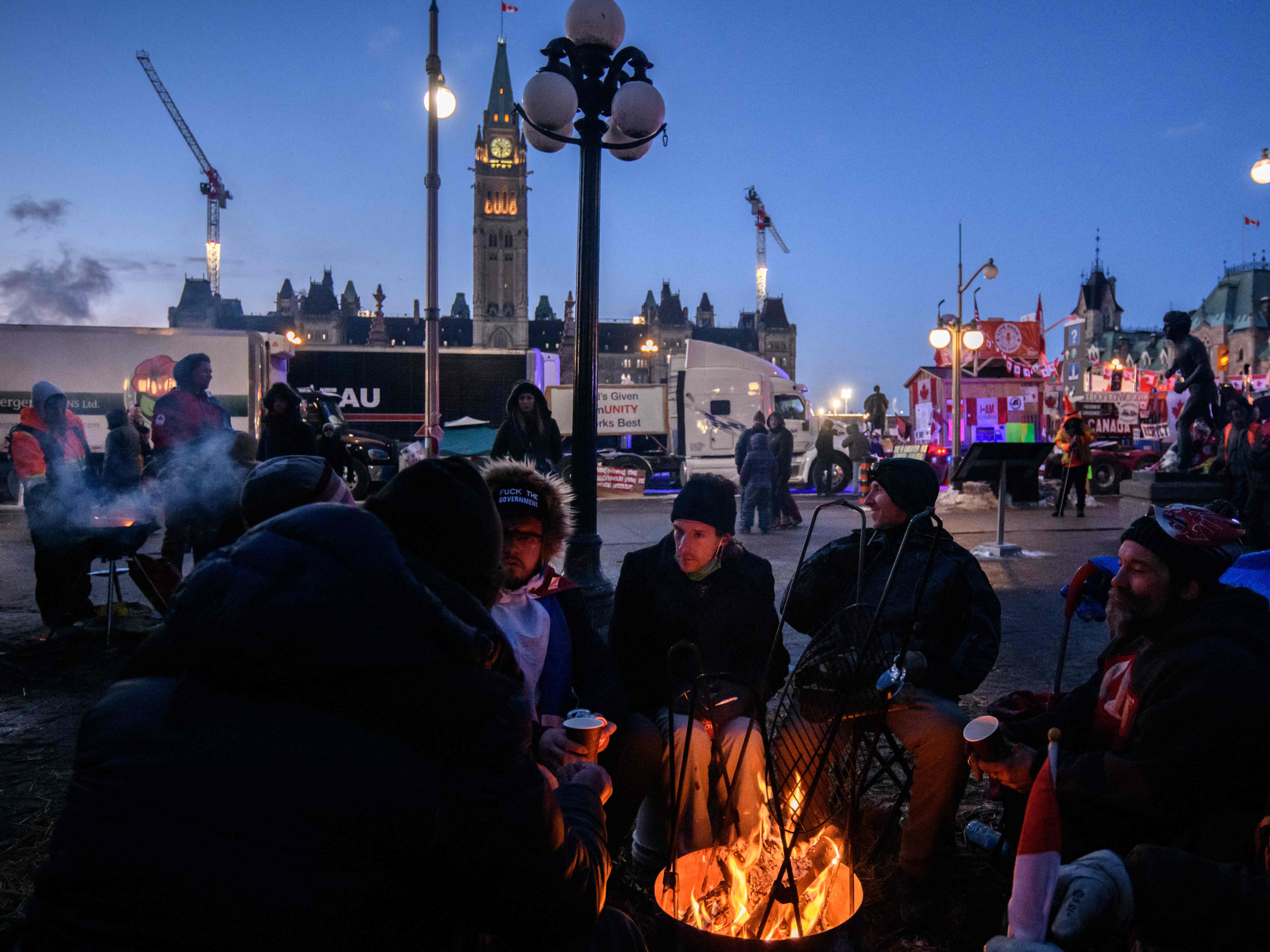 Los manifestantes se calientan encendiendo una hoguera frente al Parlamento de Canadá