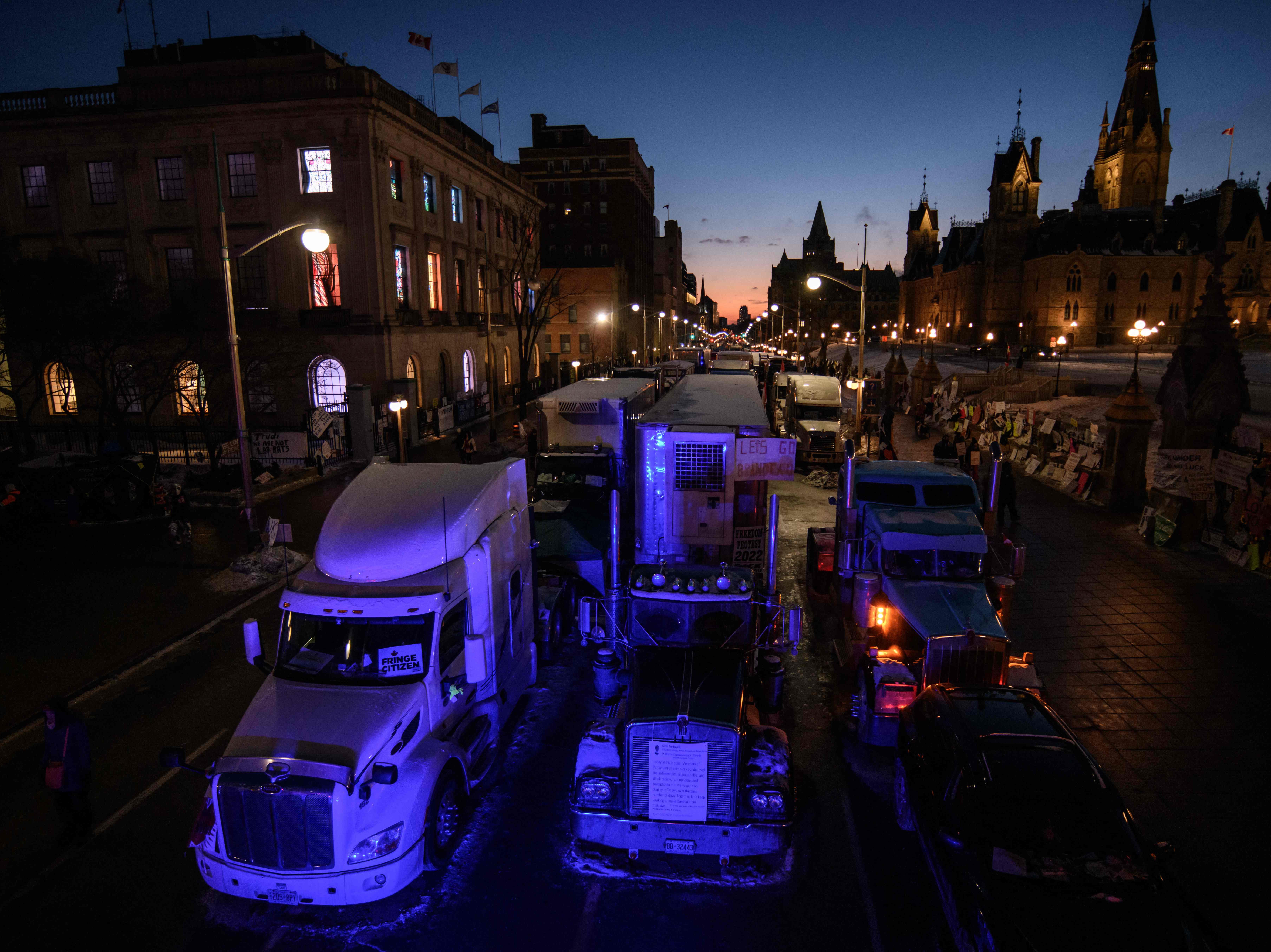 Unos 3.000 camiones permanecen en las calles de Ottawa, la capital canadiense