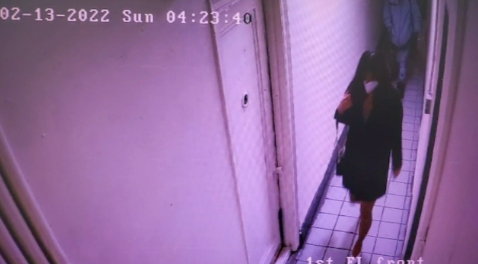 El vídeo de vigilancia muestra cómo siguieron a Lee a su departamento