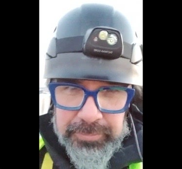 Padre de víctima de Parkland escala una grúa fuera de la Casa Blanca en el aniversario de la masacre