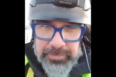 Padre de víctima de Parkland escala una grúa fuera de la Casa Blanca en el aniversario de la masacre