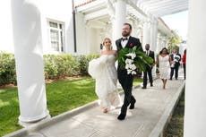 Celebran boda colectiva en museo de Florida en San Valentín