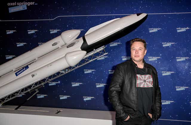 El propietario de SpaceX y CEO de Tesla, Elon Musk, posa en la alfombra roja del Premio Axel Springer 2020 el 1 de diciembre de 2020 en Berlín, Alemania