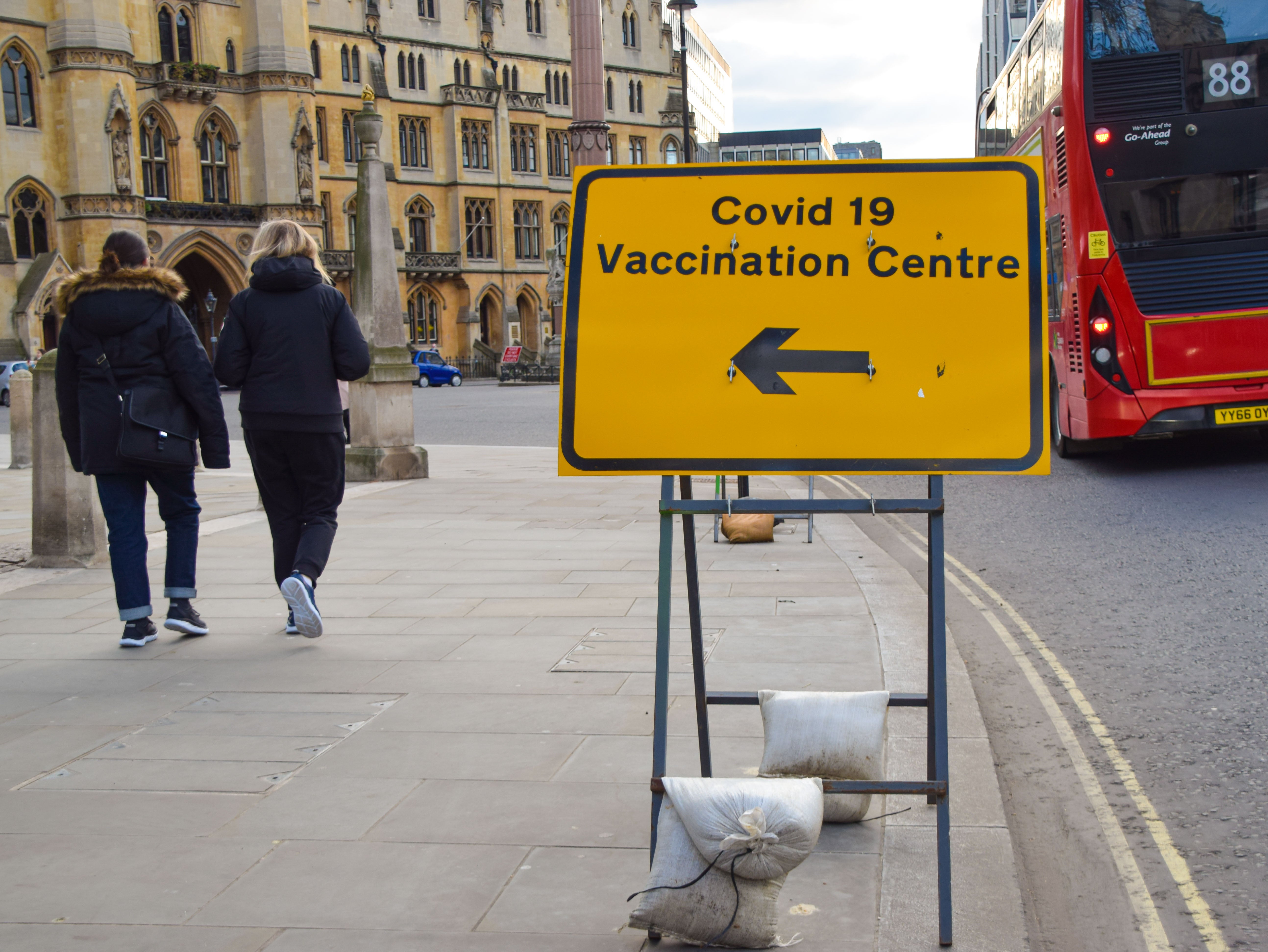Las personas vacunadas tienen menos probabilidades de contraer covid prolongado que las no vacunadas, descubrió la Agencia de Seguridad Sanitaria del Reino Unido