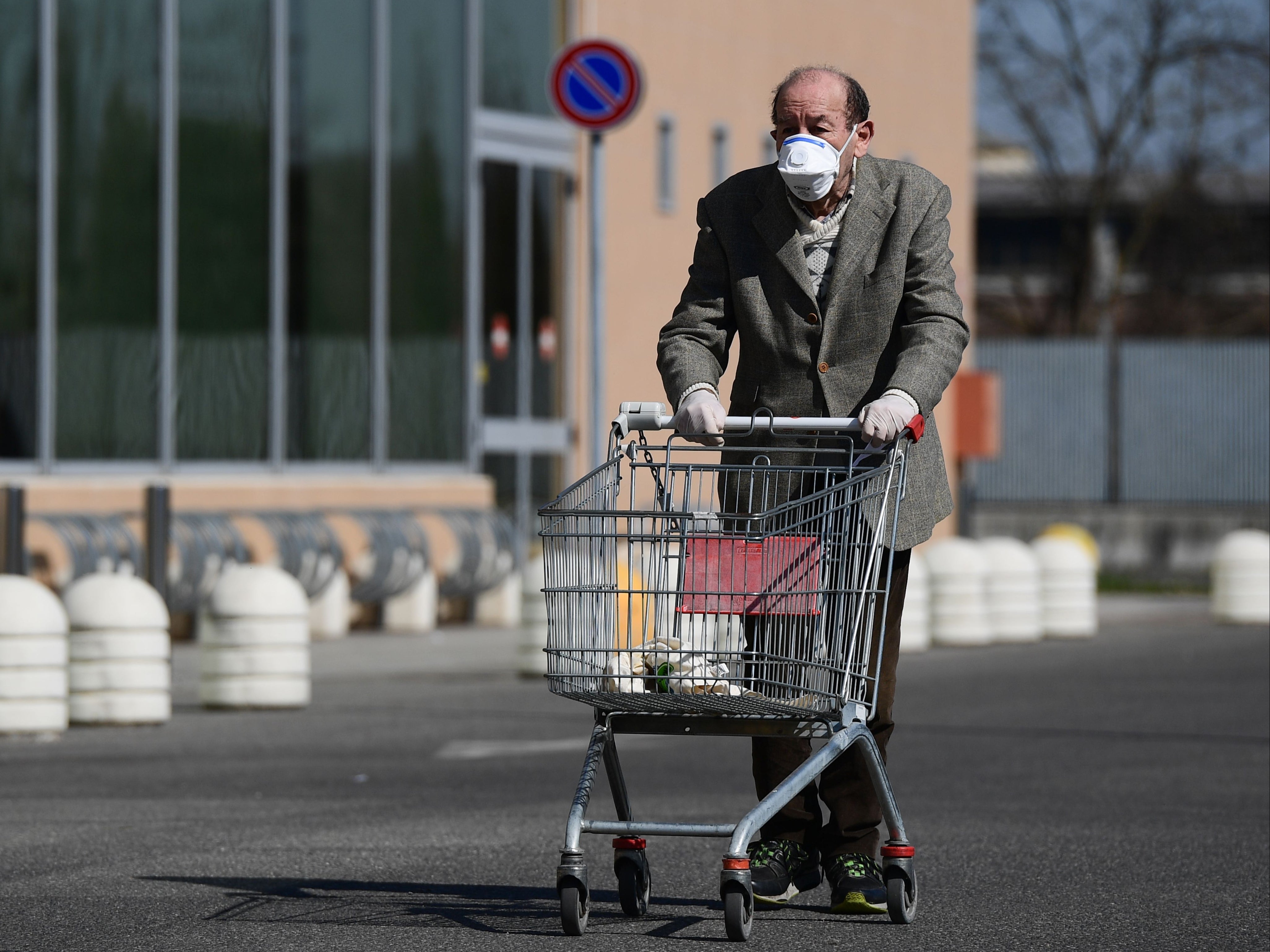 Los adultos mayores italianos están batallando para pagar sus facturas de servicios públicos