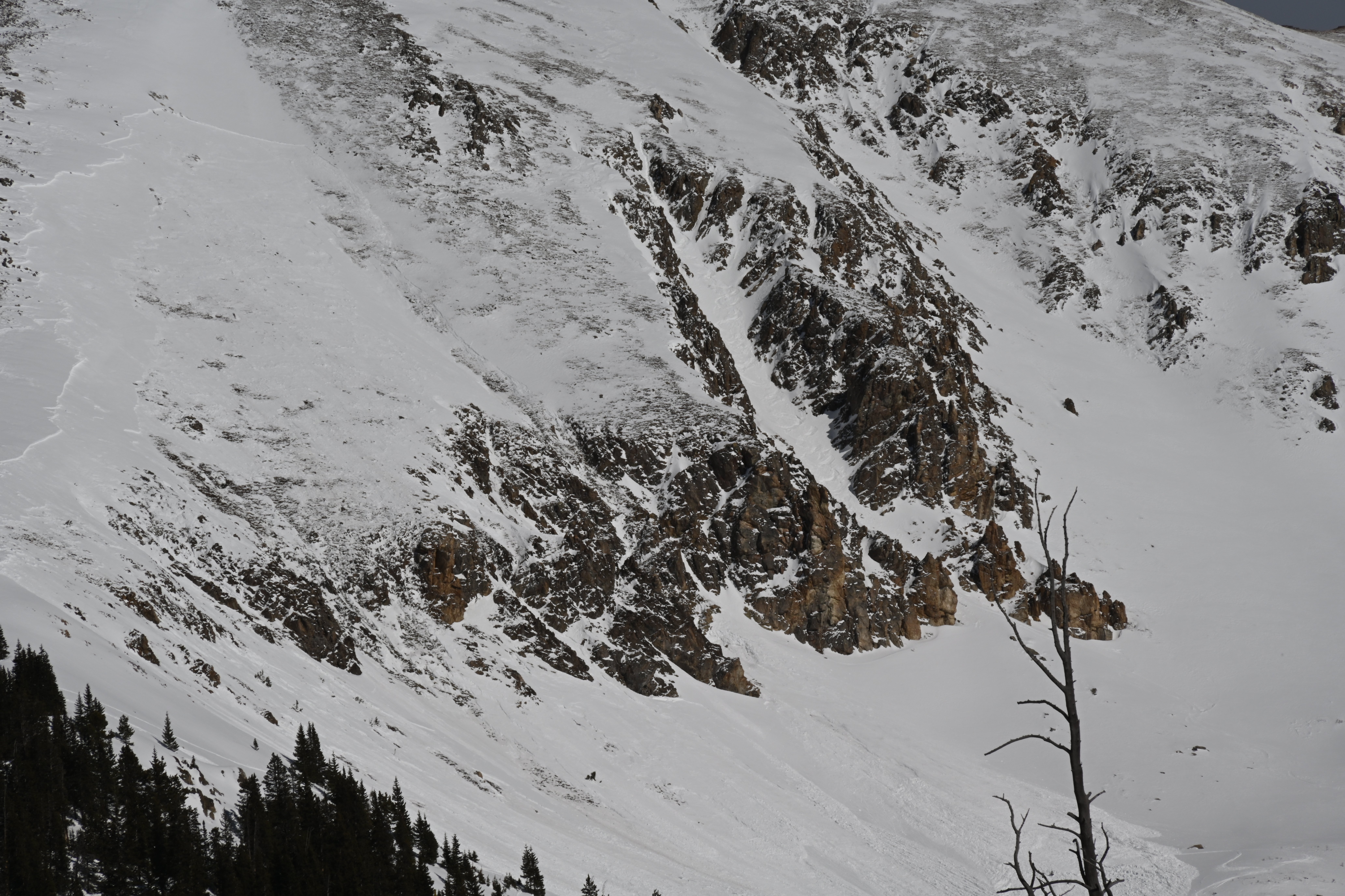 La avalancha, fotografiada aquí, ocurrió el domingo cerca de Loveland Pass en Summit County, Colorado