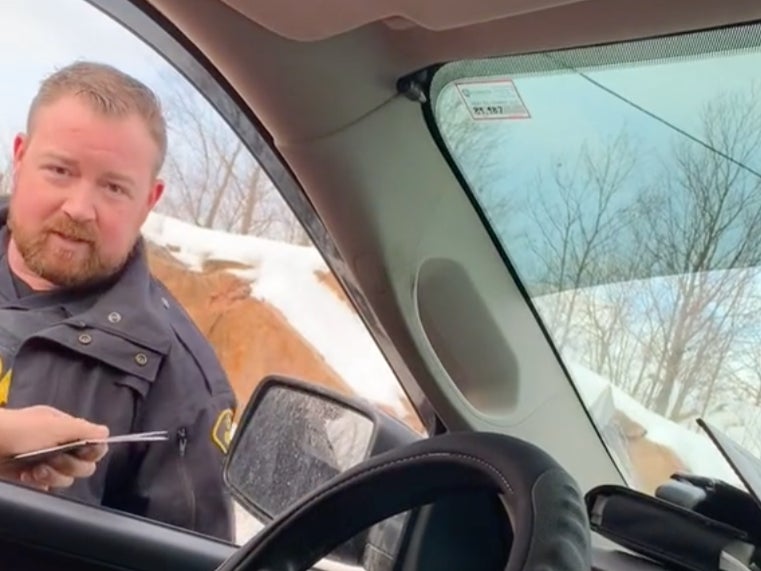 Oficial de la policía canadiense dice a camionero en TikTok: “Los apoyo en un 100%”
