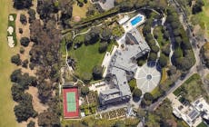 Venden emblemática mansión de LA construida por Aaron Spelling por $165m