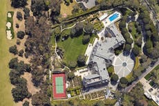 Venden emblemática mansión de LA construida por Aaron Spelling por $165m