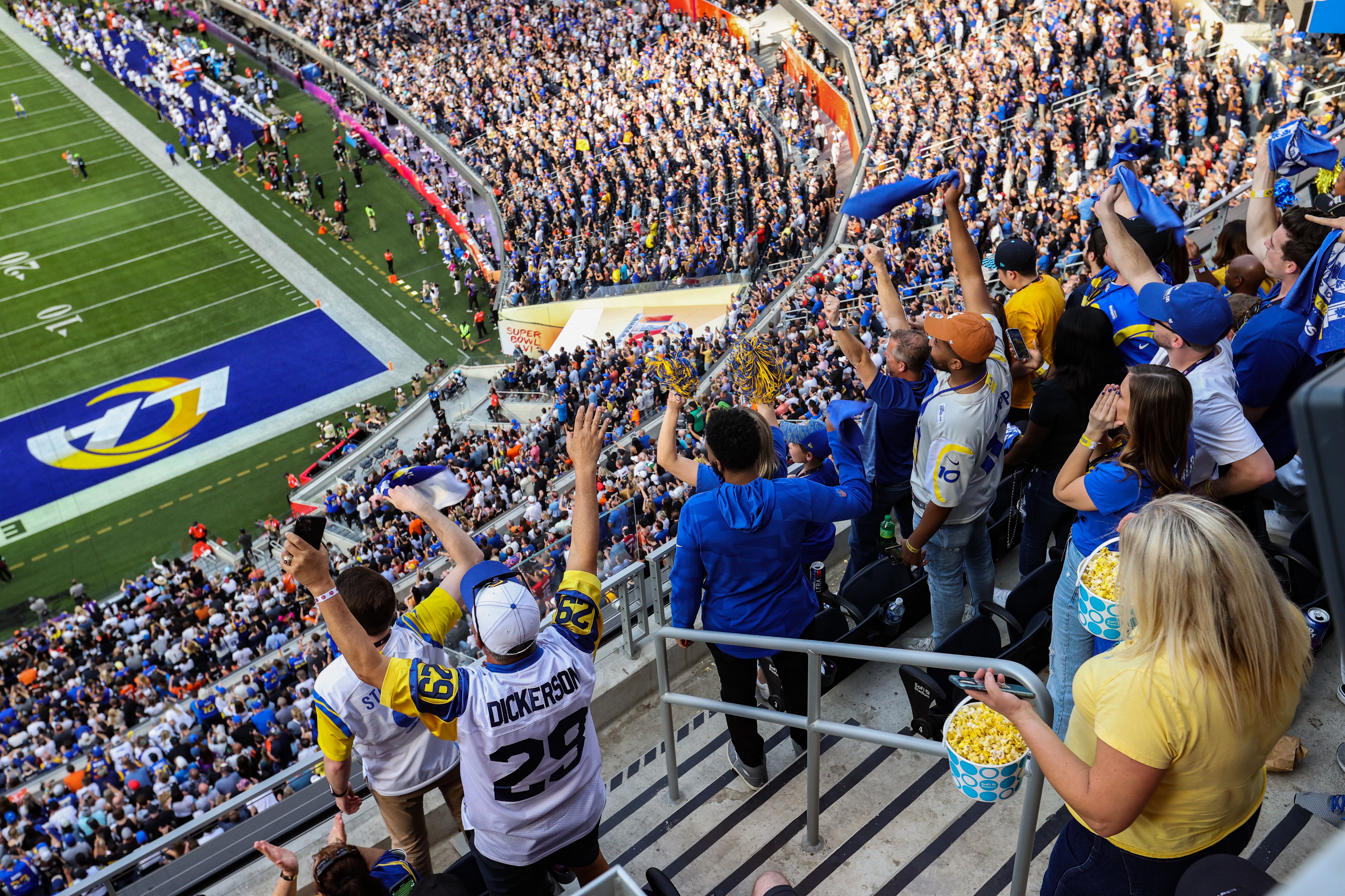 Aficionados celebran durante el Super Bowl LVI entre Los Angeles Rams y Cincinnati Bengals en el SoFi Stadium, el 13 de febrero de 2022, en Inglewood, California. El SoFi Stadium figura entre las 11 sedes de Estados Unidos que albergarán partidos del Mundial de 2026