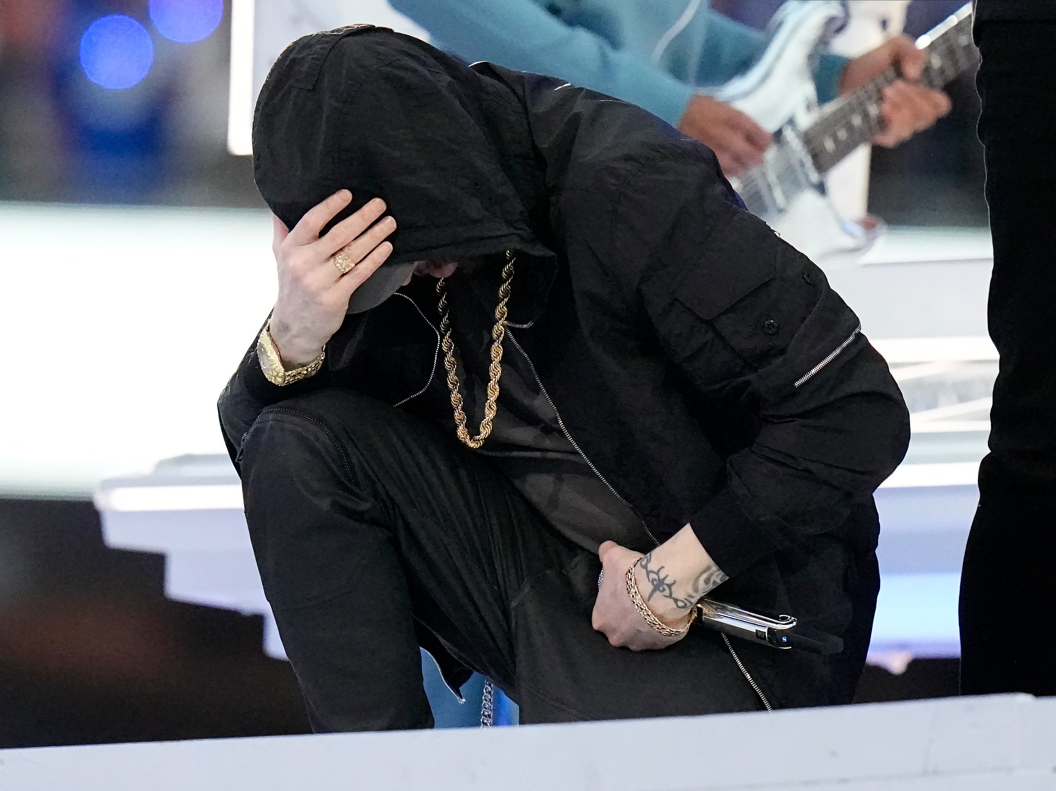 Rudy Giuliani dice que Eminem debería irse de Estados Unidos por arrodillarse durante el Super Bowl