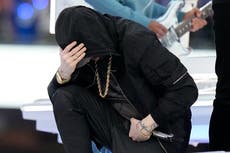 Rudy Giuliani dice que Eminem debería irse de Estados Unidos por arrodillarse durante el Super Bowl