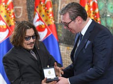 Johnny Depp recibe medalla en Serbia y dice que está por comenzar “una nueva vida”