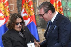 Johnny Depp recibe medalla en Serbia y dice que está por comenzar “una nueva vida”