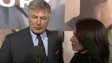 Familia de fotógrafa muerta en el set de “Rust”demanda a Alec Baldwin