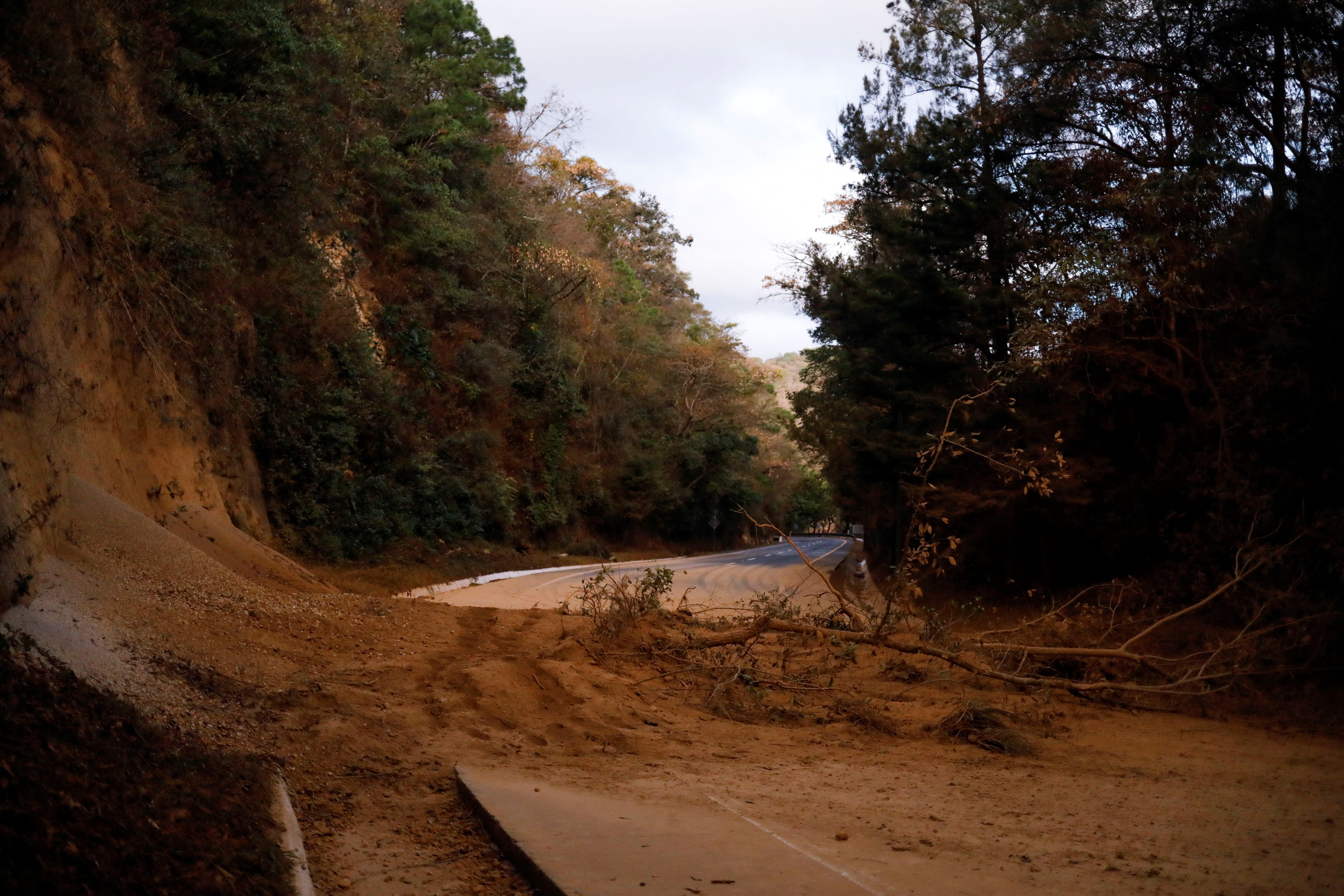 Un deslave y un árbol caído bloquean una carretera luego de un terremoto que azotó el suroeste de Guatemala el 16 de febrero de 2022