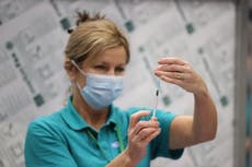 Pacientes vacunados están muriendo de covid debido a la disminución de efectividad de las vacunas