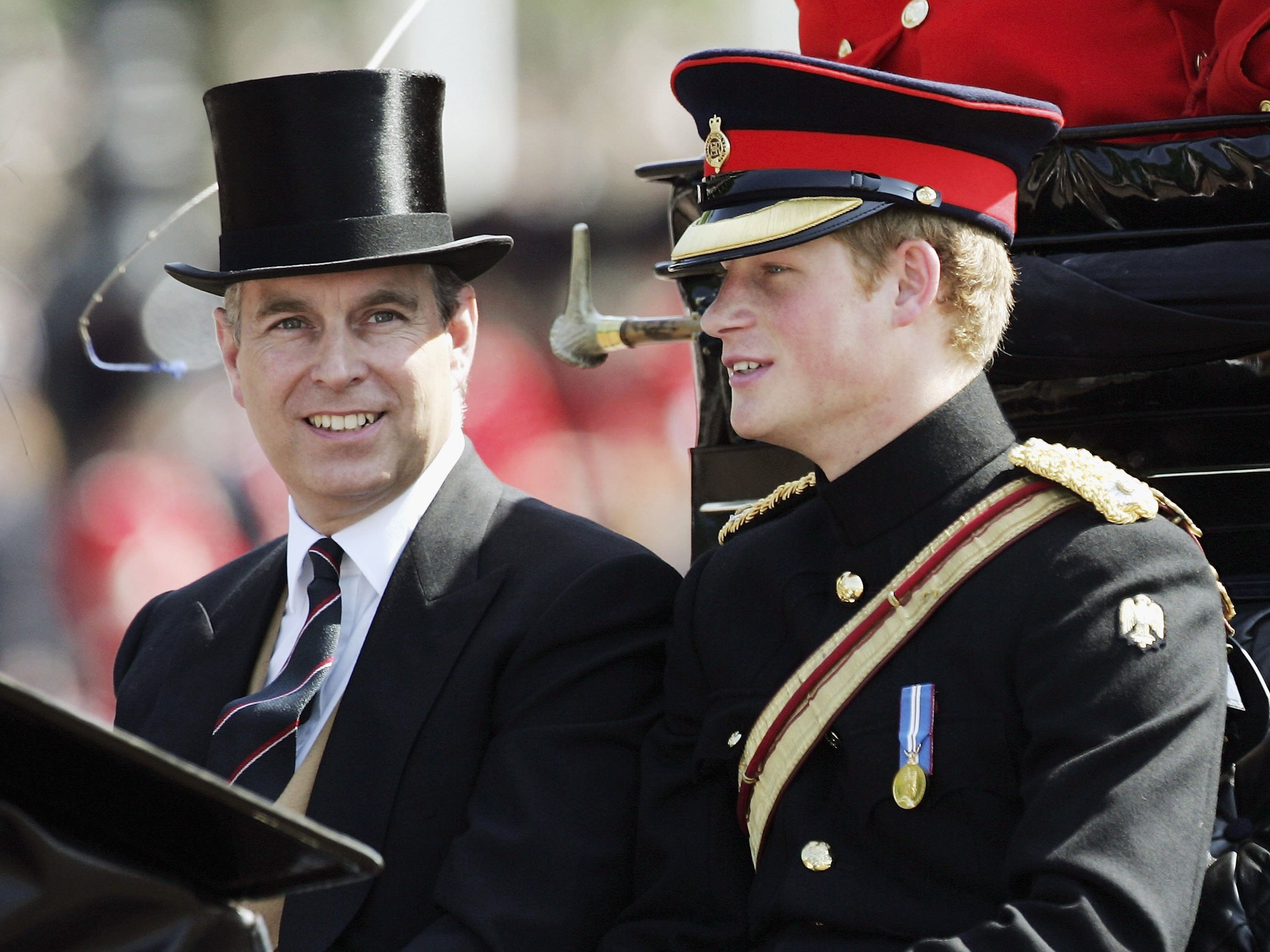 El príncipe Andrew, fotografiado al salir del Palacio de Buckingham con el príncipe Harry para el desfile de la bandera en 2006