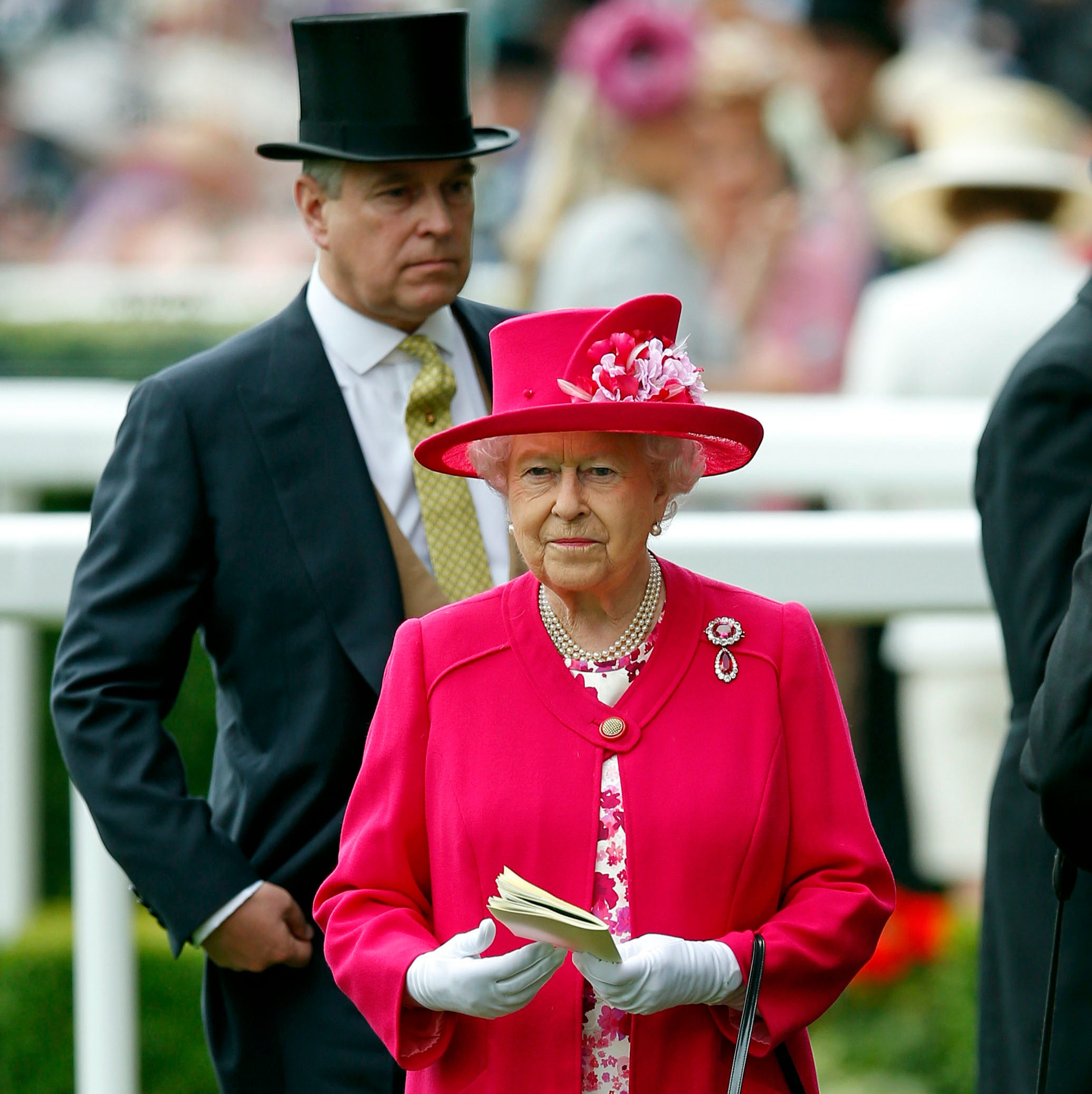 La reina Isabel II fotografiada con su segundo hijo, el príncipe Andrew, en la carrera de caballos de Royal Ascot en 2015