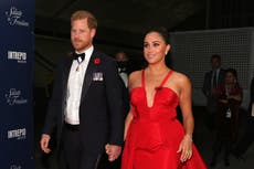 Seguidores de la realeza señalan la “hipocresía” del trato a Meghan y Harry tras acuerdo del príncipe Andrew
