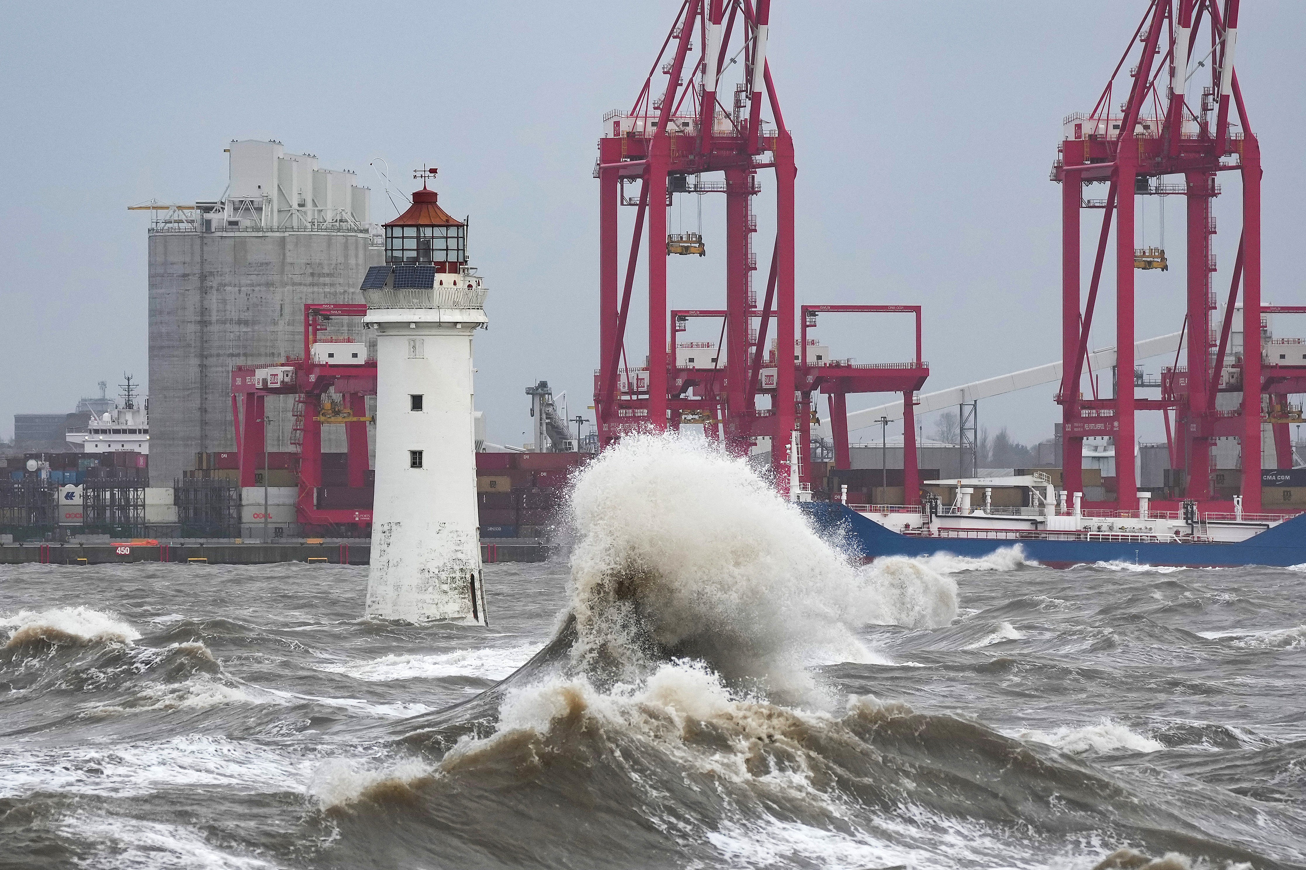 Las olas creadas por los fuertes vientos y las mareas vivas golpean el muro del mar en el paseo marítimo de New Brighton el 17 de febrero de 2022 en Liverpool