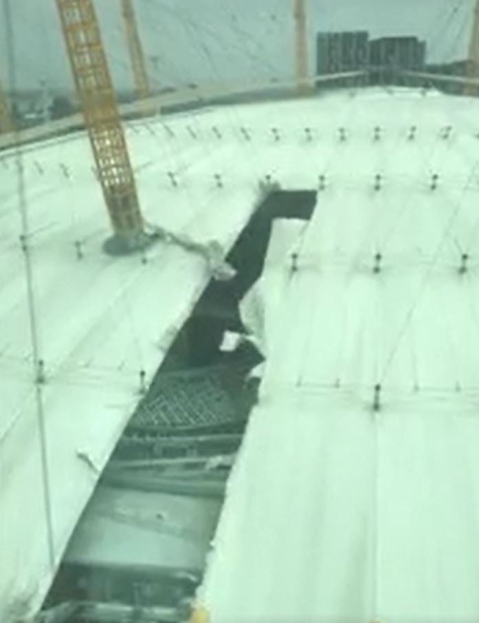 Una parte fue arrancada del techo de la Arena O2