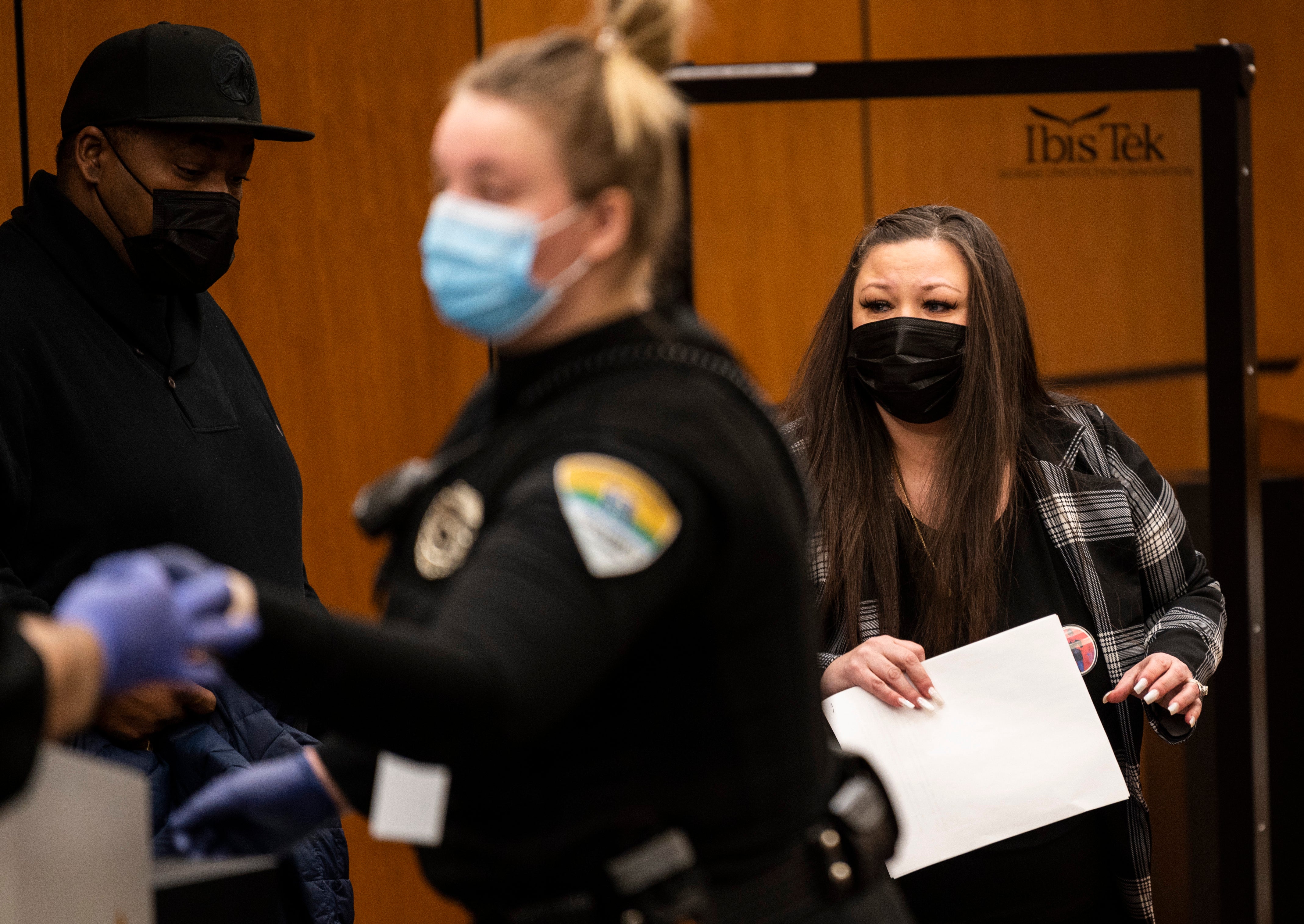 La madre de Daunte Wright dice que la corte "asesinó a mi hijo de nuevo" después de que Kim Potter fuera sentenciada a dos años