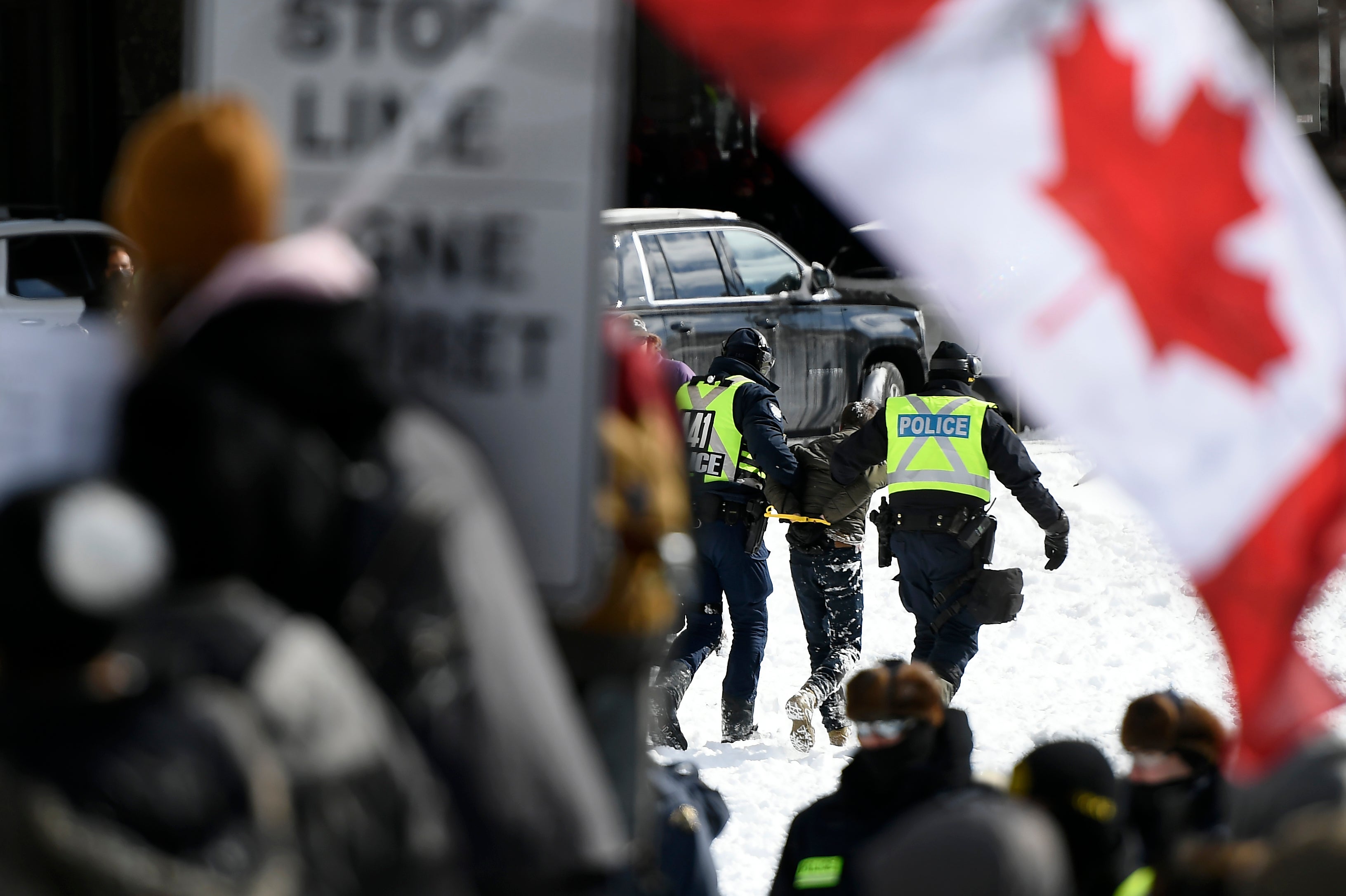 La policía de Ottawa detiene por la fuerza a los manifestantes del convoy de camiones canadienses