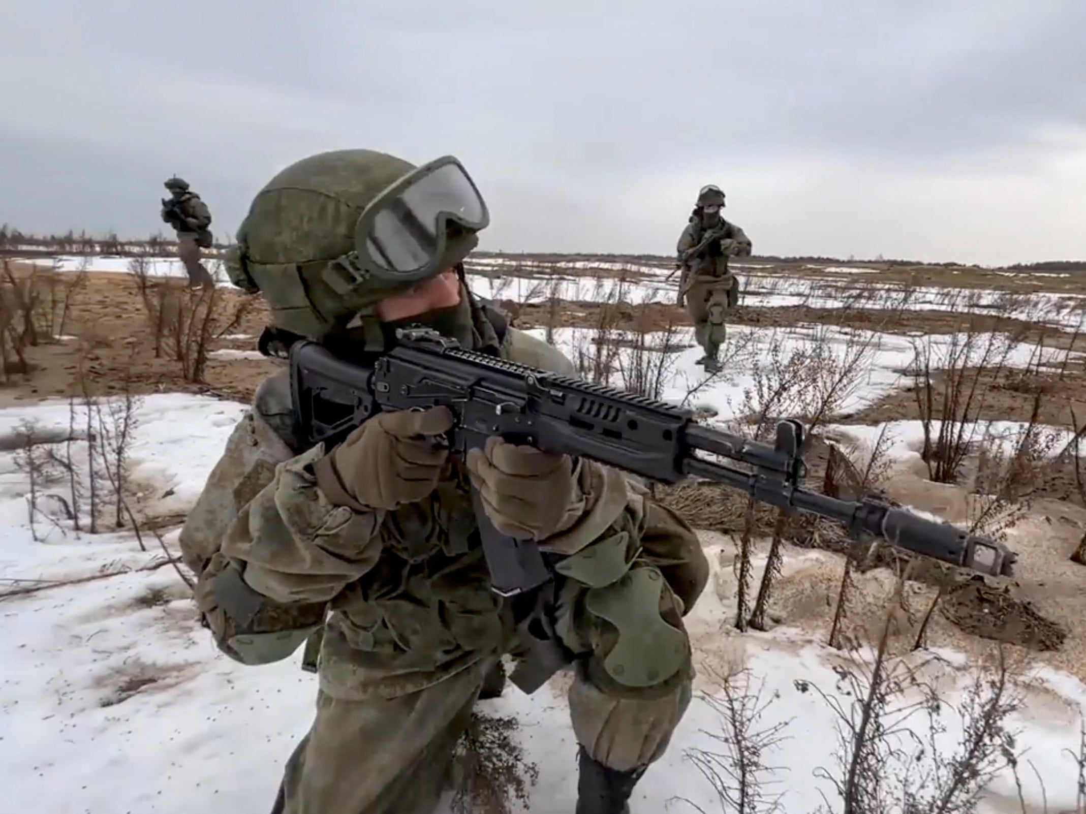 Militares rusos y bielorrusos practican tácticas para detectar, detener y destruir formaciones ilegales de enemigos ficticios durante un ejercicio operacional conjunto de las fuerzas armadas de Rusia y Bielorrusia, en un campo de tiro en Bielorrusia el 19 de febrero de 2022