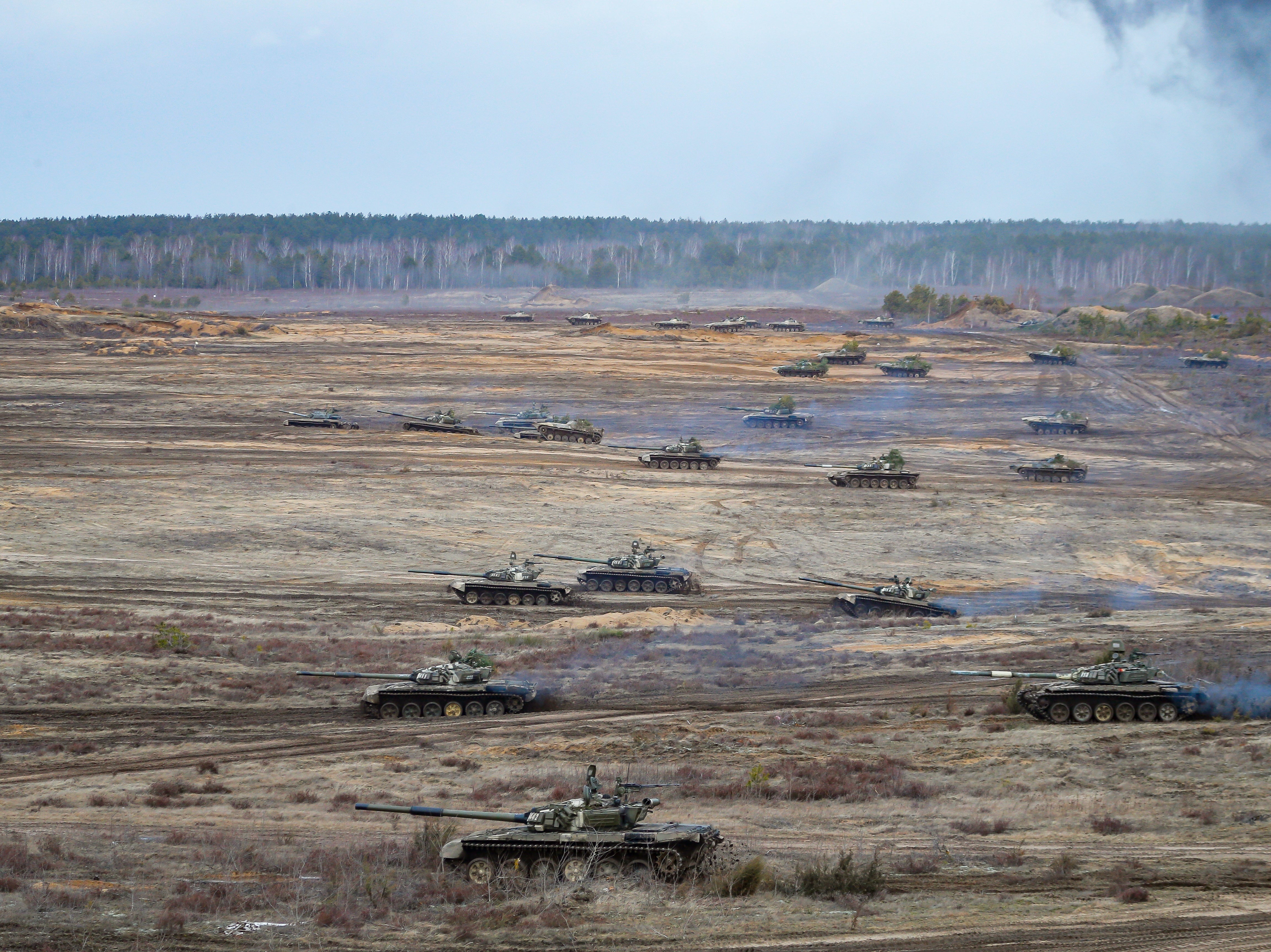 Tanques y vehículos blindados se desplazan durante los ejercicios militares Union Courage-2022 de Rusia-Bielorrusia, en el campo de entrenamiento Obuz-Lesnovsky en Bielorrusia el 19 de febrero de 2022