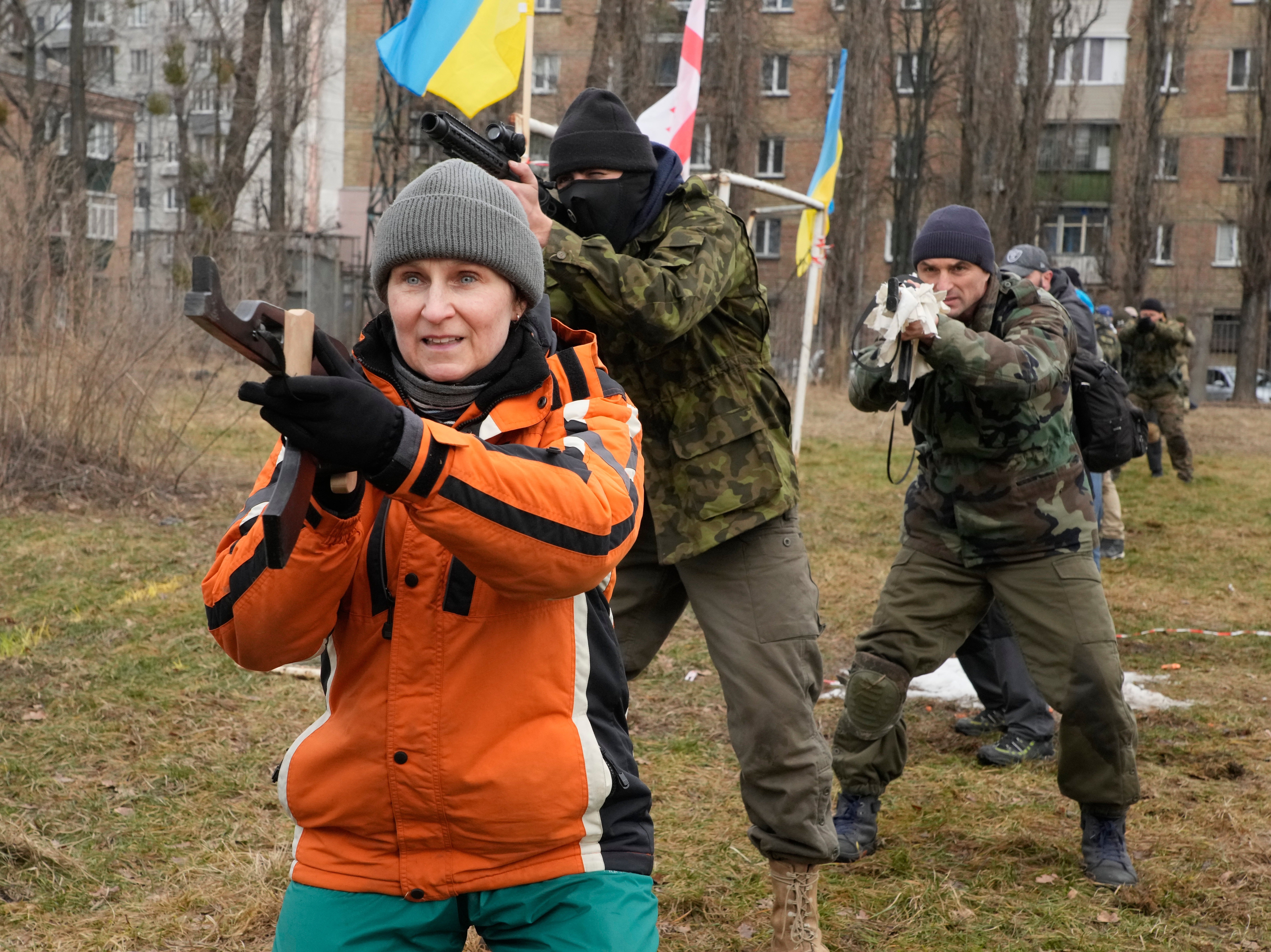 Civiles asisten a un entrenamiento militar con miembros de la Legión Georgiana, una unidad paramilitar formada principalmente por miembros de la etnia georgiana (un país de Europa del Este) para pelear contra la agresión rusa en Ucrania en 2014, en Kiev, Ucrania, el 19 de febrero de 2022