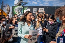 La verdadera razón por la que Tucker Carlson está obsesionado con llamar blanca a AOC