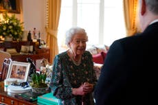 Reina Isabel II da positivo en COVID-19, con síntomas leves