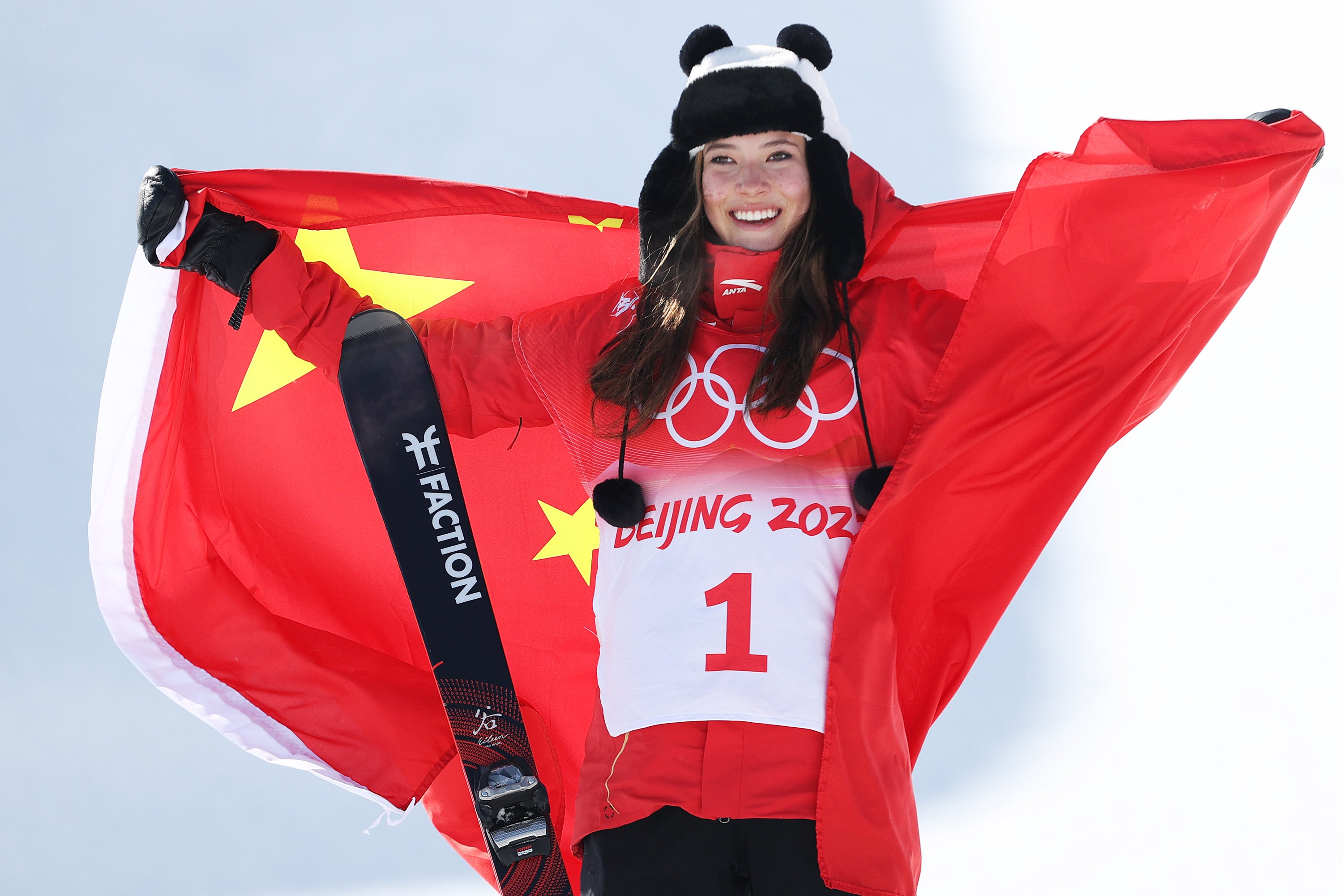 Eileen Gu ganó tres medallas para China y fue una cara polémica de los Juegos