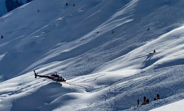 <p>Un helicóptero de la policía y equipos de emergencia acuden al lugar de una avalancha en Austria (foto de archivo) </p>
