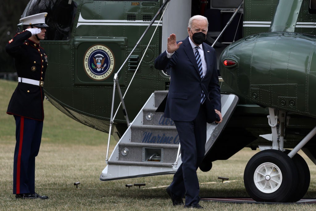 El presidente Joe Biden sale del Marine One en los jardines de la Casa Blanca