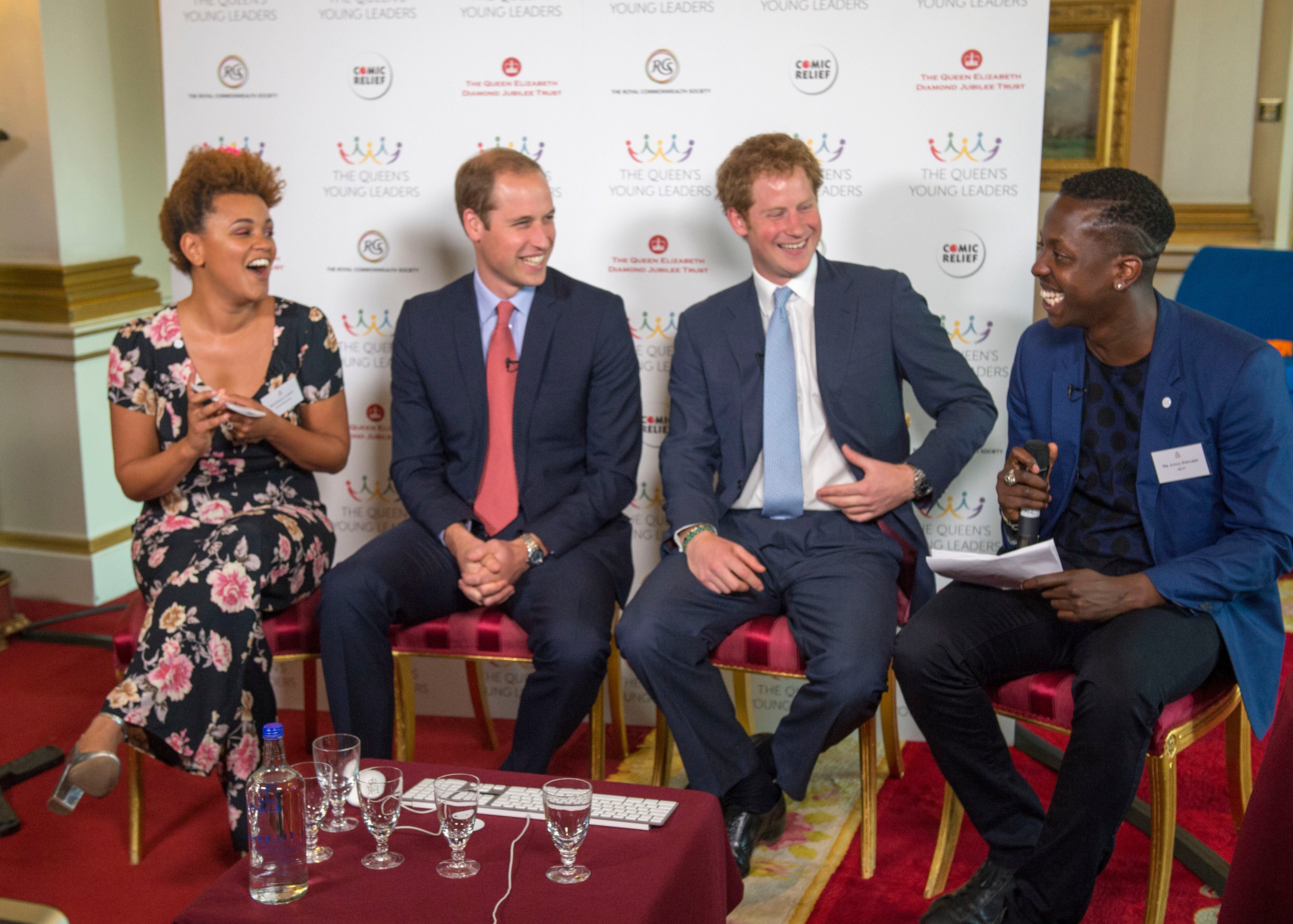 Gemma Cairney, los príncipes, William y Harry, y Jamal Edwards durante el lanzamiento del programa The Queen’s Young Leaders en el Palacio de Buckingham Palace en julio de 2014