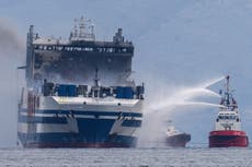 Buscan a 10 desaparecidos en barco incendiado en Grecia