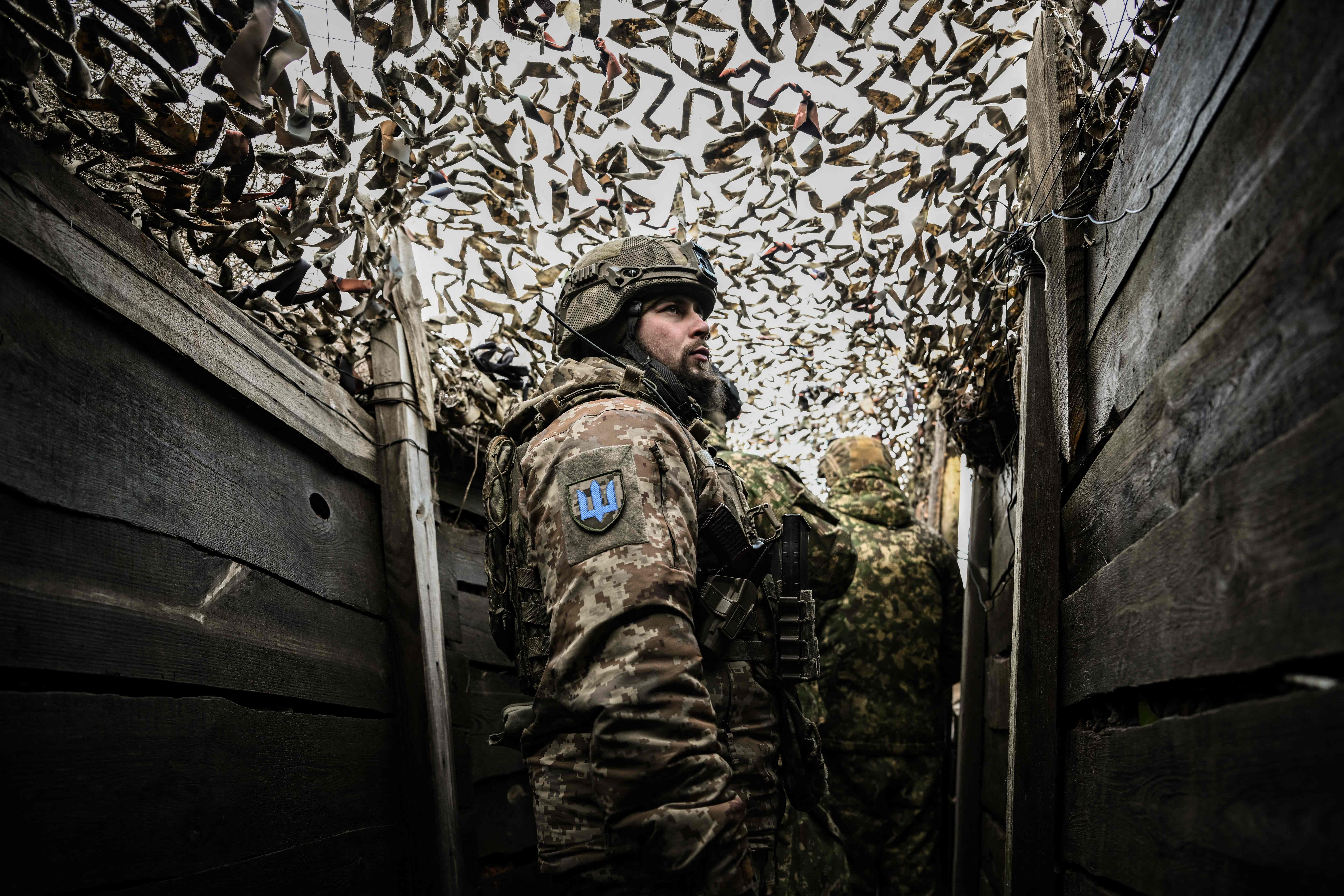 Tropas ucranianas patrullan en la línea del frente a las afueras de la ciudad de Novoluhanske, en el este de Ucrania, el 19 de febrero de 2022.