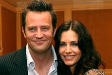 Courtney Cox revela los momentos difíciles de Matthew Perry en “Friends”