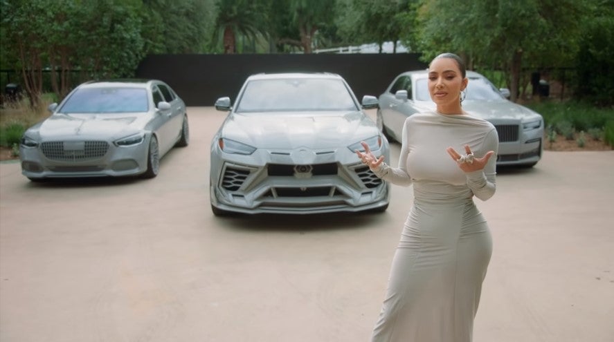 Los autos grises de Kardashian combinan con su casa