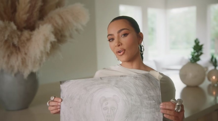 Kim Kardashian muestra el arte “emo” de North durante un tour por su casa