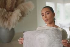 Kim Kardashian muestra el arte “emo” de North durante un tour por su casa