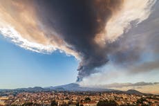 Italia: El volcán Etna expulsa nube de ceniza sobre Sicilia