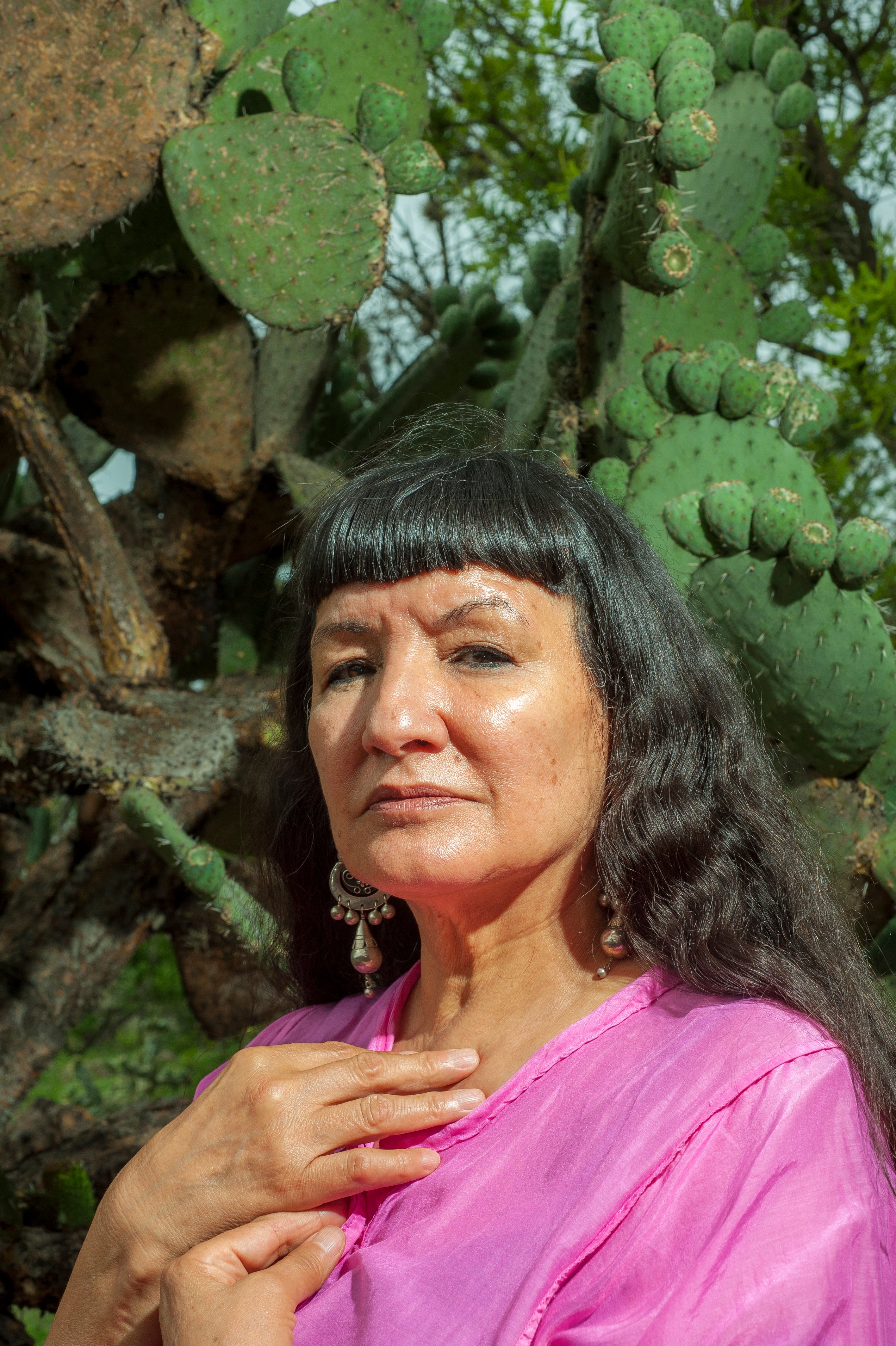 Retrato en exterior durante una sesión fotográfica de la poeta Sandra Cisneros en y alrededor de la localidad de San Miguel de Allende, Guanajuato, México