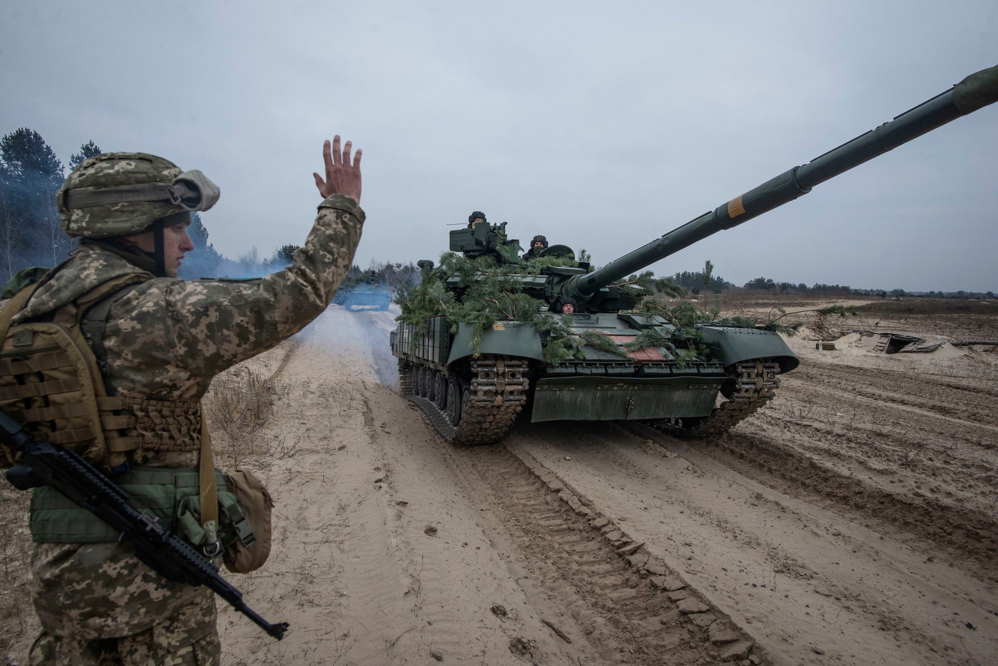 Soldados del ejército ucraniano participan en simulacros tácticos en un campo de entrenamiento en algún lugar no identificado de Ucrania