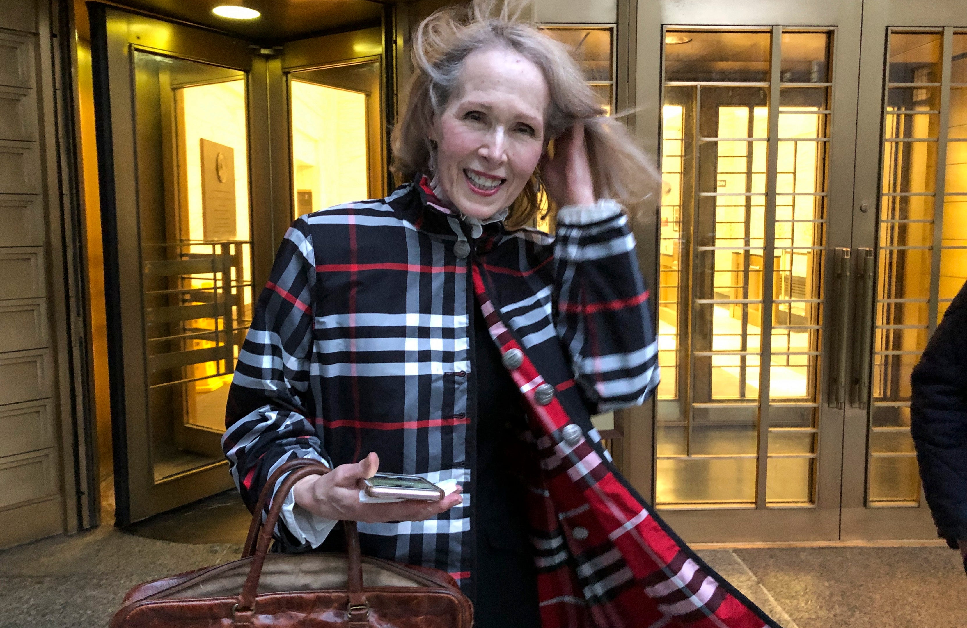E. Jean Carroll saliendo de un juzgado de Manhattan en febrero, tras una comparecencia en su caso de difamación contra Trump